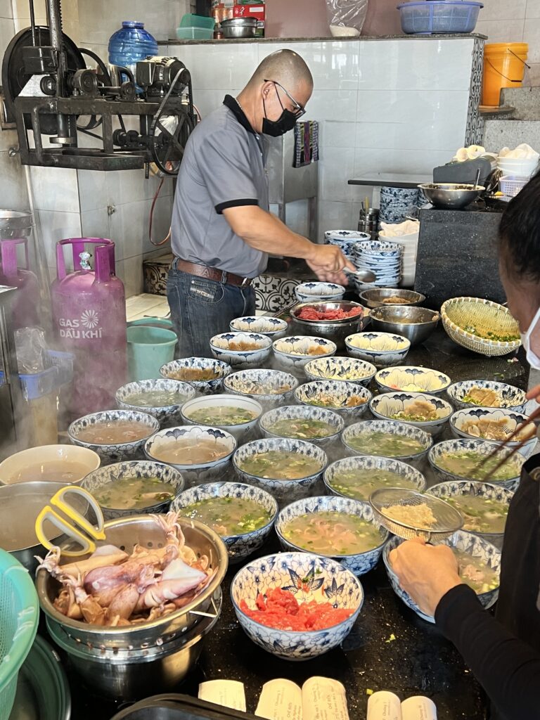 20杯以上のどんぶりを一気に調理!